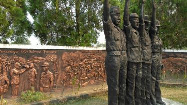 A sculpture in Sintang shows soldiers saluting